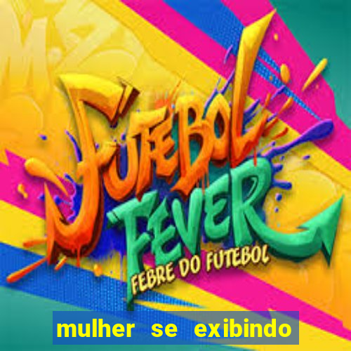 mulher se exibindo ao vivo